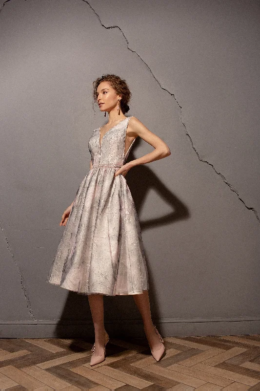 Bold fashion choices for the confident woman   V-Neck Midi Party Dress