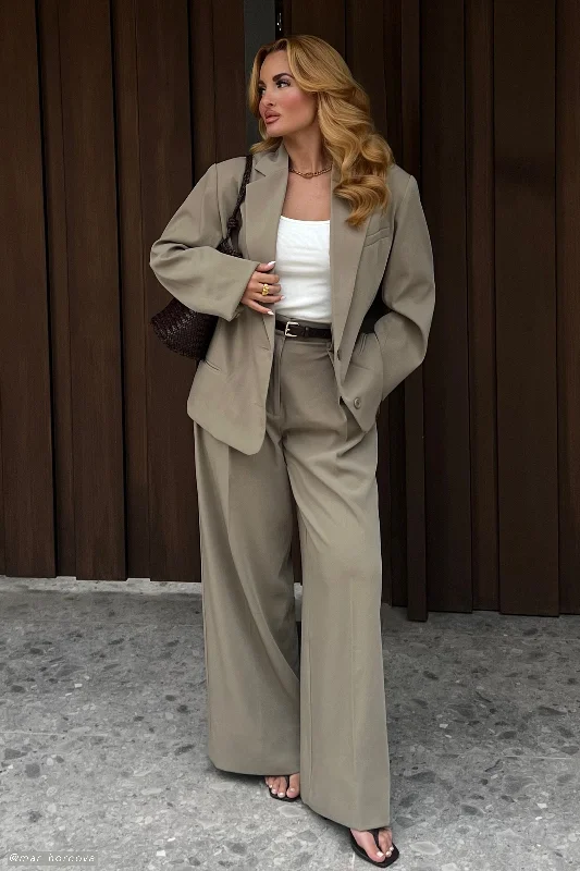 Step into style with our women’s clothing collection Jemima Straight Leg Pants - Olive Step into style with our women’s clothing collection Jemima Straight Leg Pants - Olive