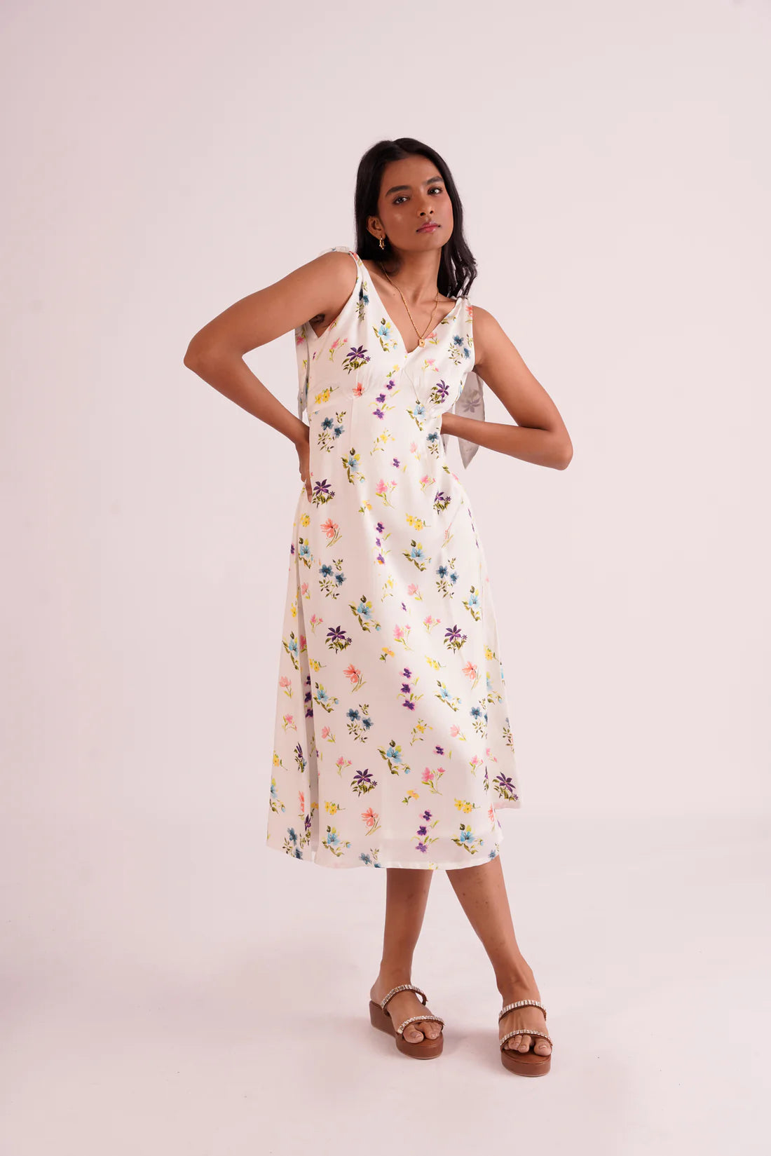 A perfect wardrobe for fashionable women   V-neck Floral Women's White midi Dress