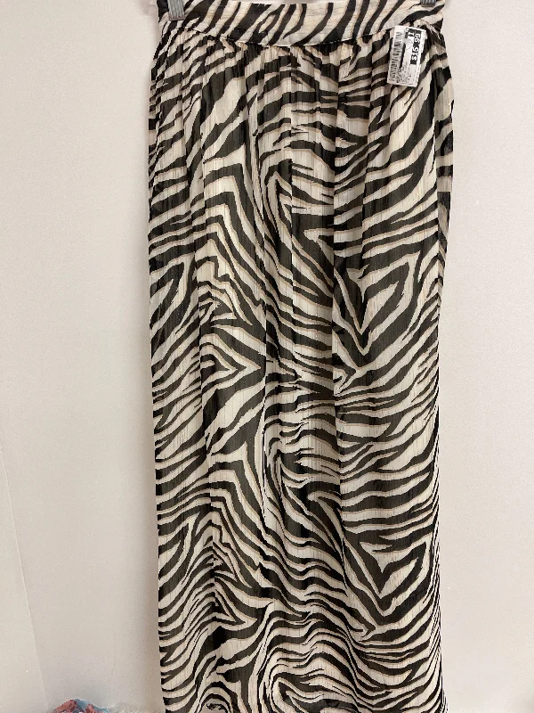High-quality women’s wear for everyday elegance Skirt Maxi By Express In Black & Cream, Size: 12 High-quality women’s wear for everyday elegance Skirt Maxi By Express In Black & Cream, Size: 12