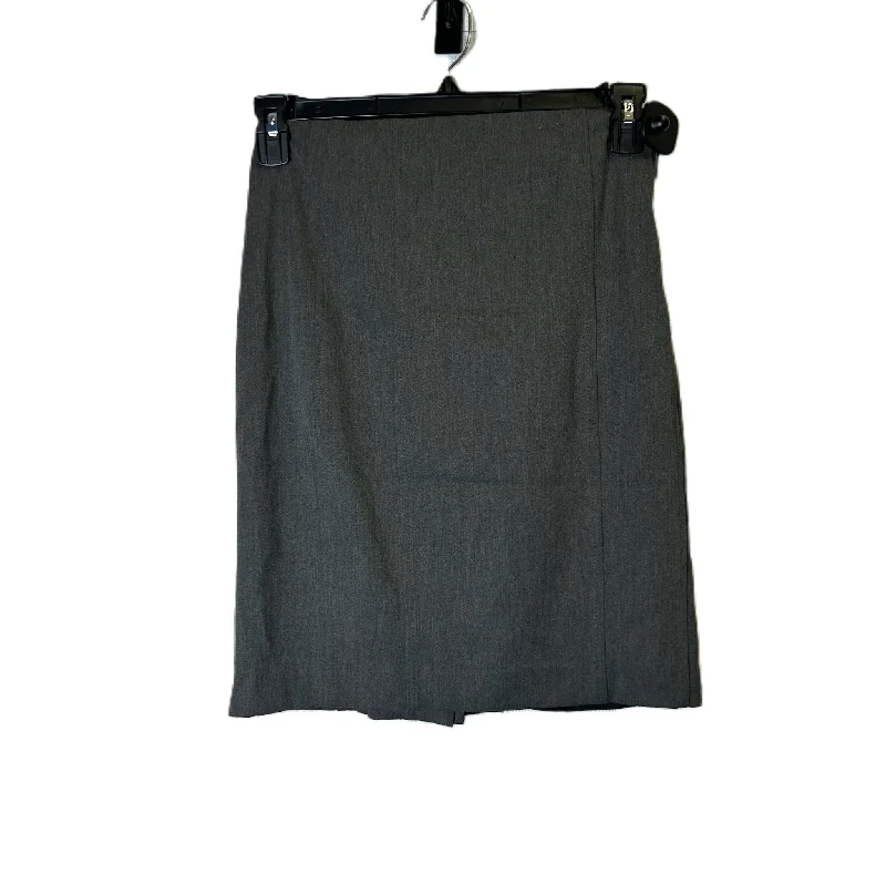 Women’s clothing to inspire confidence and beauty Skirt Mini & Short By Express In Grey, Size: 4 Women’s clothing to inspire confidence and beauty Skirt Mini & Short By Express In Grey, Size: 4