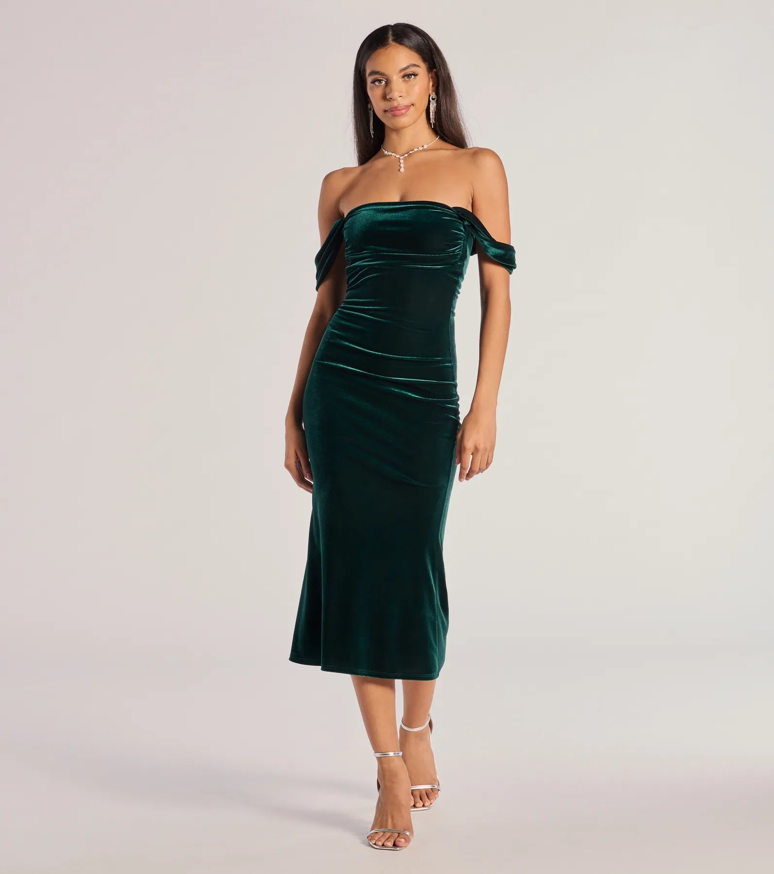 Stylish plus-size clothing for women Regal Moment Off-The-Shoulder Velvet Midi Dress Stylish plus-size clothing for women Regal Moment Off-The-Shoulder Velvet Midi Dress